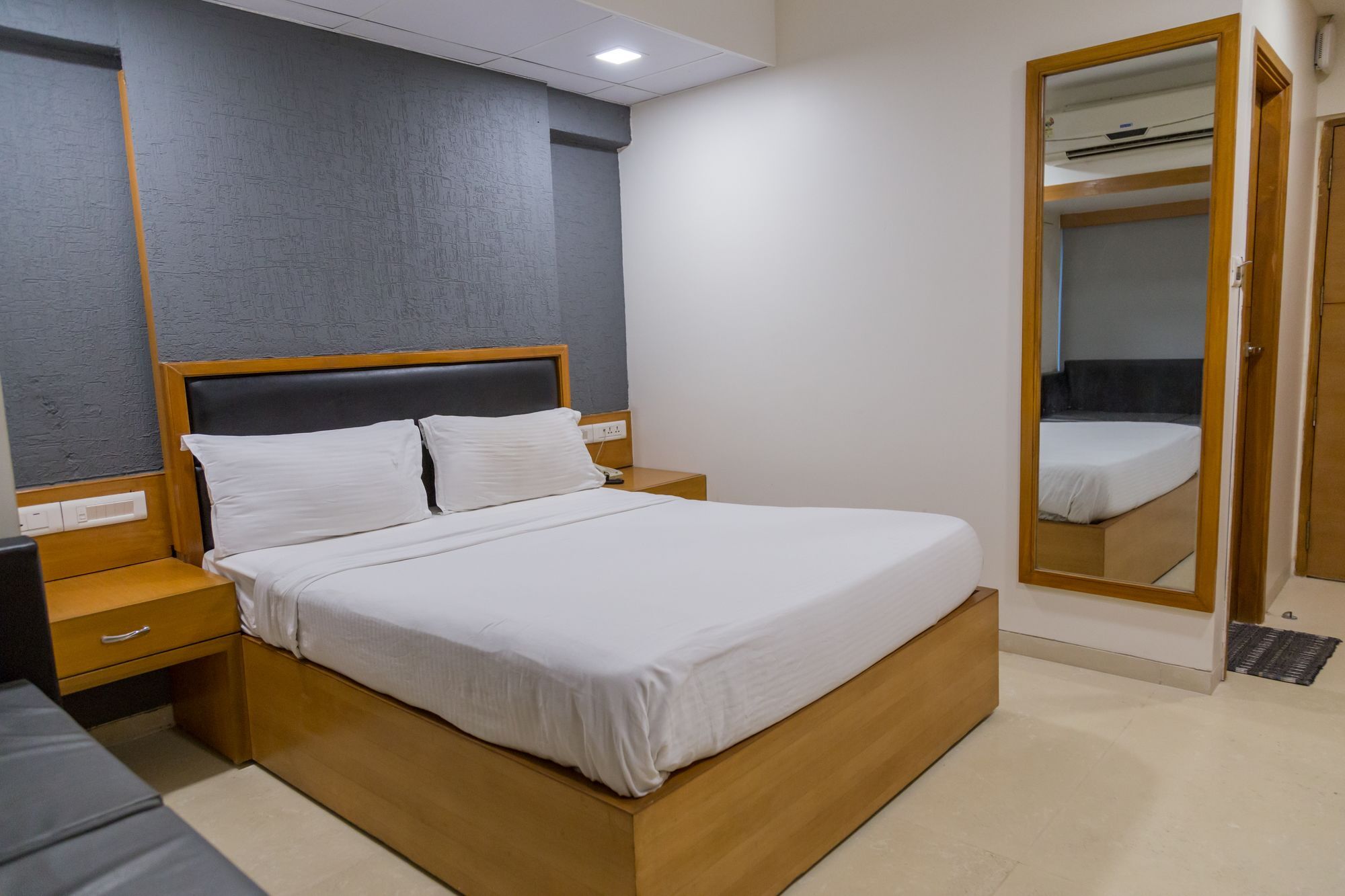 The Silver Leaf Hotel 아흐메다바드 외부 사진